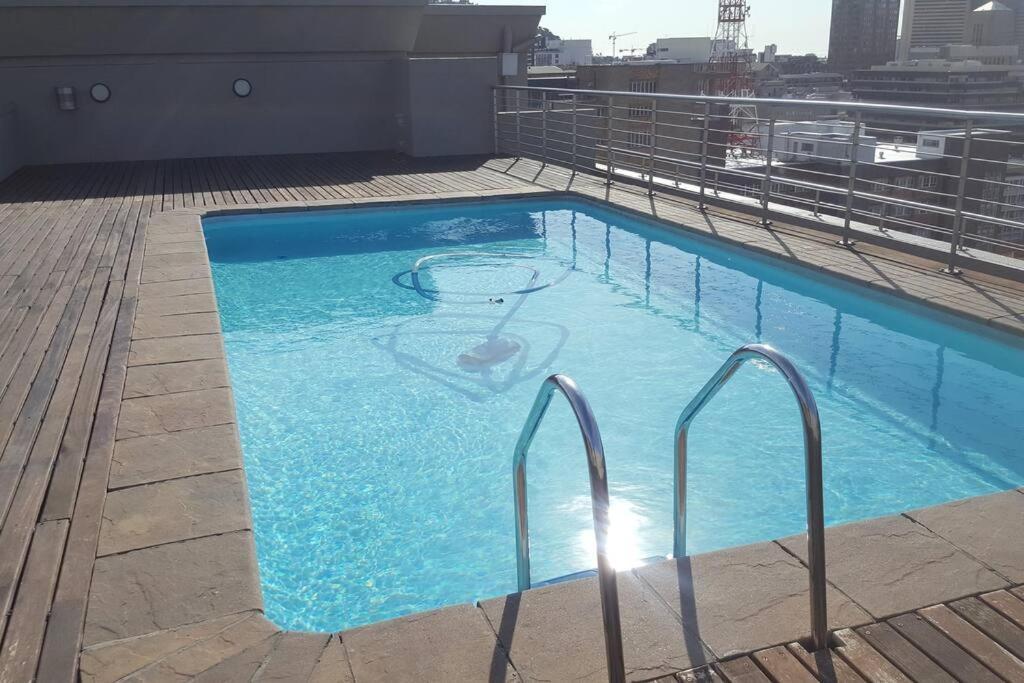 Ferienwohnung Four Seasons 818- Spacious Cbd Studio - Onsite Parking, Gym & Rooftop Pool Kapstadt Exterior foto