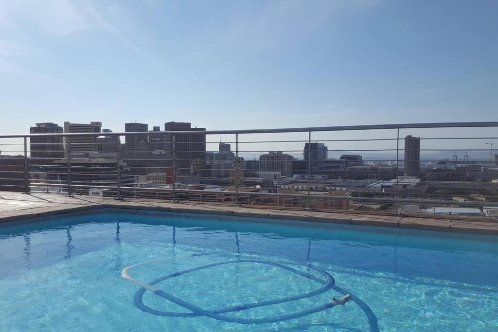 Ferienwohnung Four Seasons 818- Spacious Cbd Studio - Onsite Parking, Gym & Rooftop Pool Kapstadt Exterior foto