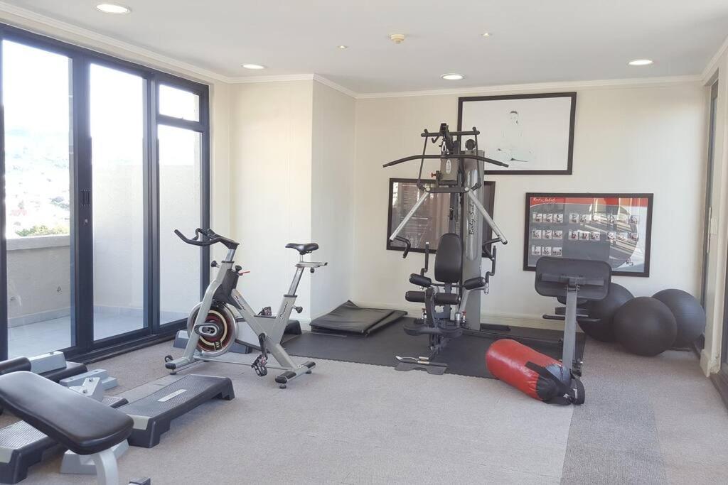 Ferienwohnung Four Seasons 818- Spacious Cbd Studio - Onsite Parking, Gym & Rooftop Pool Kapstadt Exterior foto