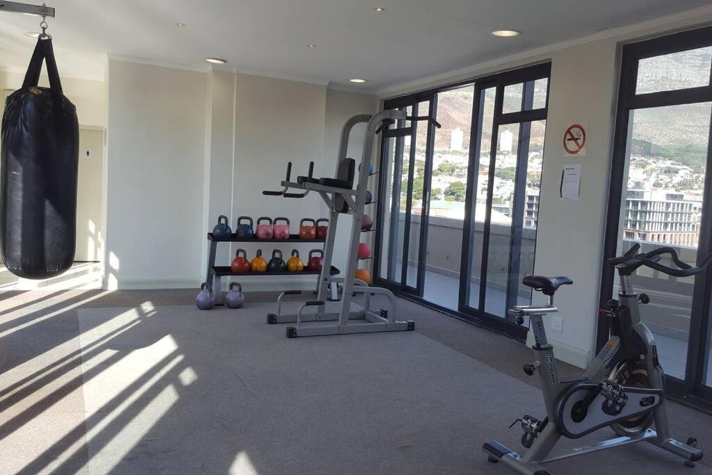 Ferienwohnung Four Seasons 818- Spacious Cbd Studio - Onsite Parking, Gym & Rooftop Pool Kapstadt Exterior foto