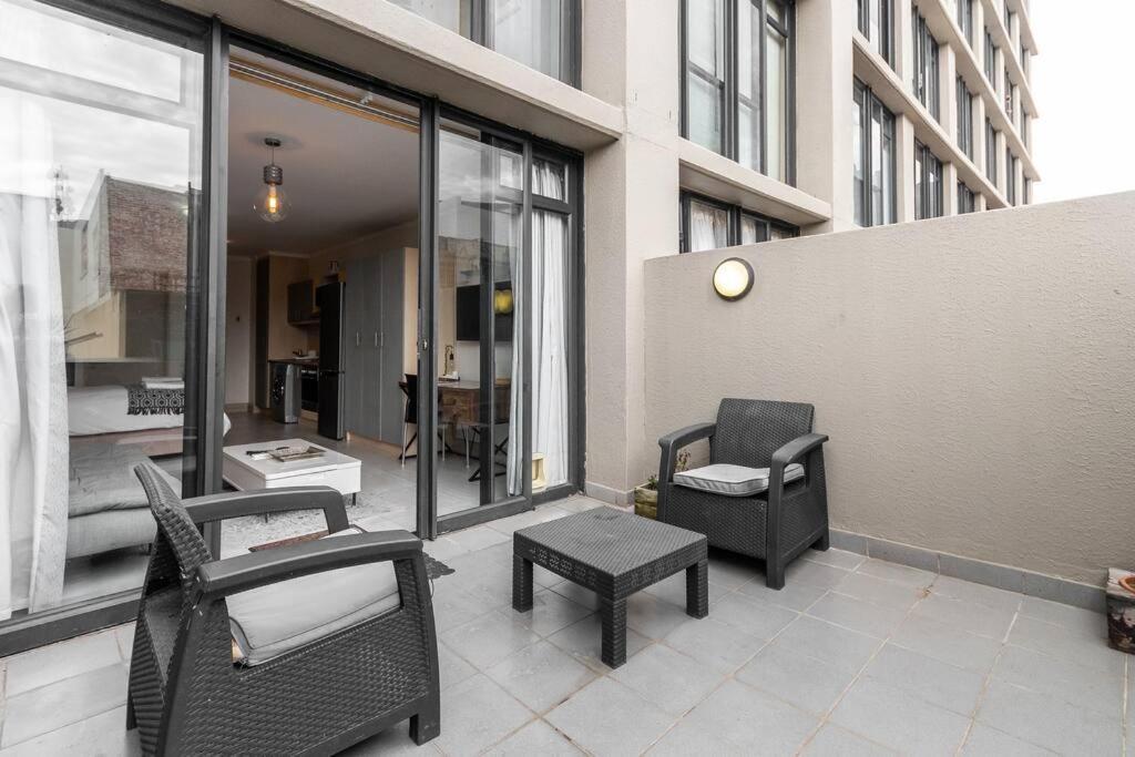 Ferienwohnung Four Seasons 818- Spacious Cbd Studio - Onsite Parking, Gym & Rooftop Pool Kapstadt Exterior foto