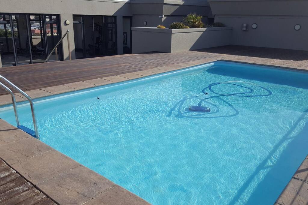 Ferienwohnung Four Seasons 818- Spacious Cbd Studio - Onsite Parking, Gym & Rooftop Pool Kapstadt Exterior foto
