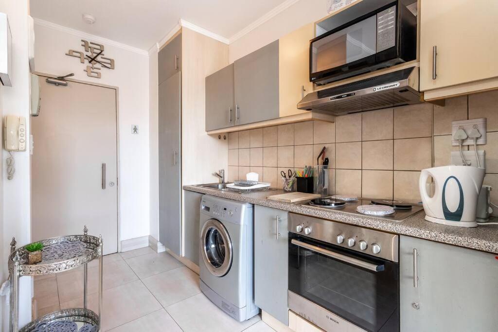 Ferienwohnung Four Seasons 818- Spacious Cbd Studio - Onsite Parking, Gym & Rooftop Pool Kapstadt Exterior foto